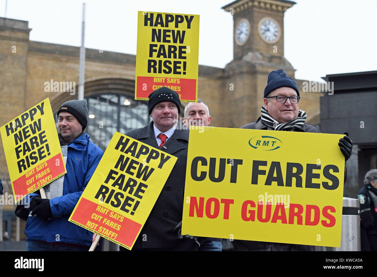 Gli attivisti di protesta contro il costo del biglietto ferroviario aumenta al di fuori di stazione di King Cross a Londra. Foto Stock