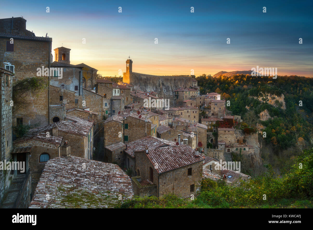 Toscana Sorano borgo medioevale sul tufo rocky hill. Panorama al tramonto. L'Italia, l'Europa. Foto Stock