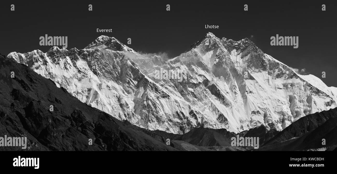 Himalaya, Nepal, vista sul Monte Everest e Lothse nel Parco di Sagarmatha sulla strada per il Monte Everest Base Foto Stock