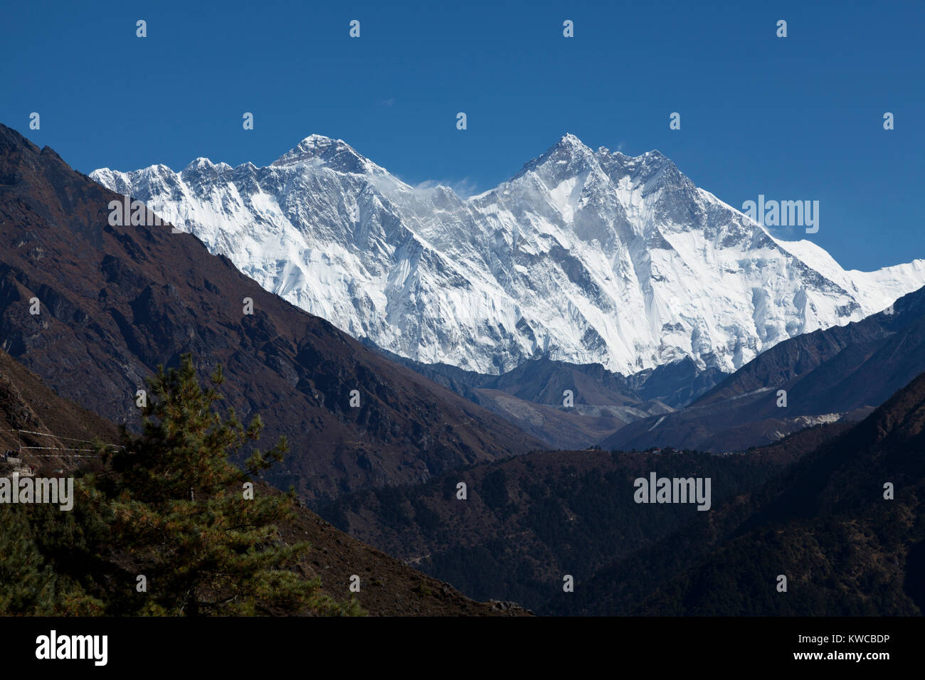 Himalaya, Nepal, vista sul Monte Everest e Lothse nel Parco di Sagarmatha sulla strada per il Monte Everest Base Foto Stock