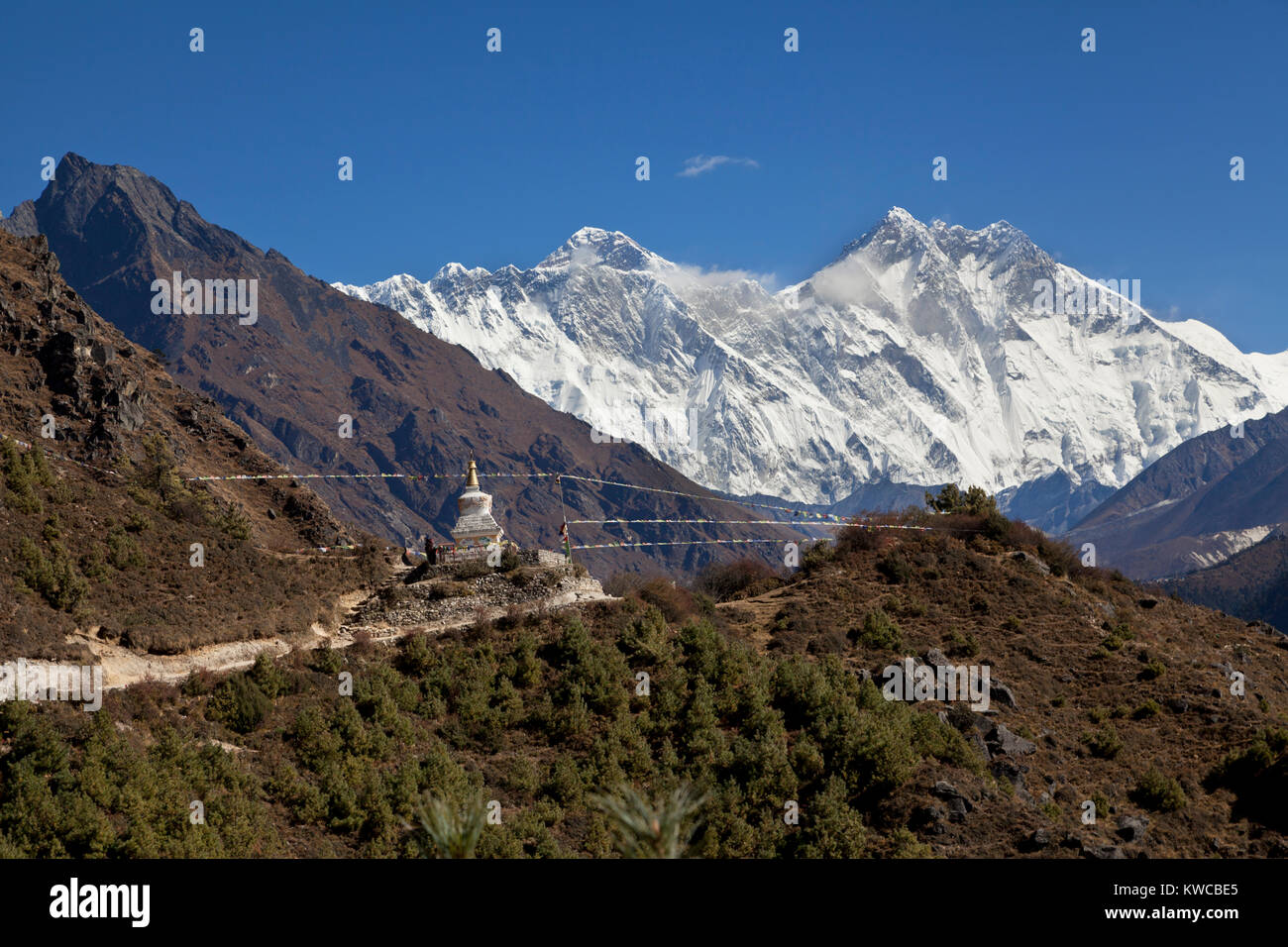 Himalaya, Nepal, vista sul Monte Everest e Lothse nel Parco di Sagarmatha sulla strada per il Monte Everest Base Foto Stock