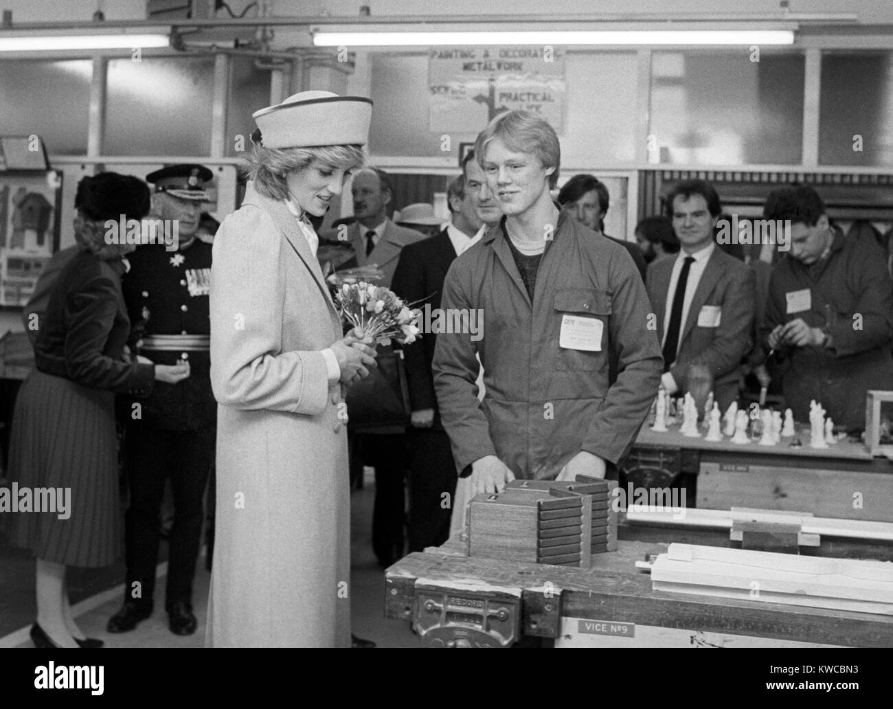Diana, principessa di Galles, indossando un soprabito beige, matching hat e stivali di borgogna, essendo presentata con due case di uccelli, quella inscritta William altri Harry, durante la sua visita a Derby College di ulteriore istruzione. Foto Stock