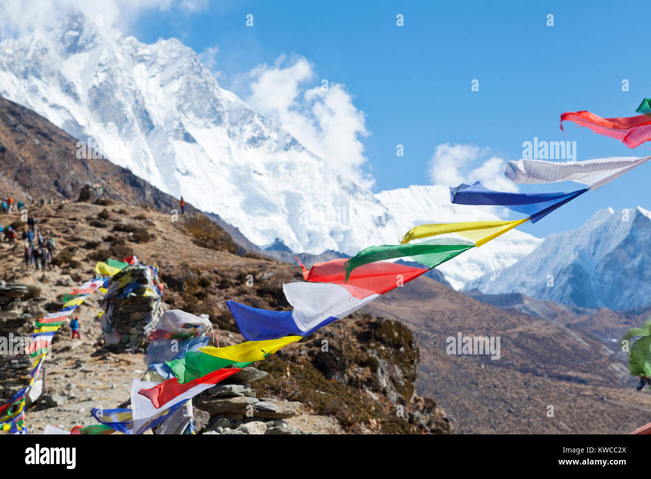 Bandiere di preghiera, infilate lungo la montagna creste e cime alte in Himalaya Foto Stock