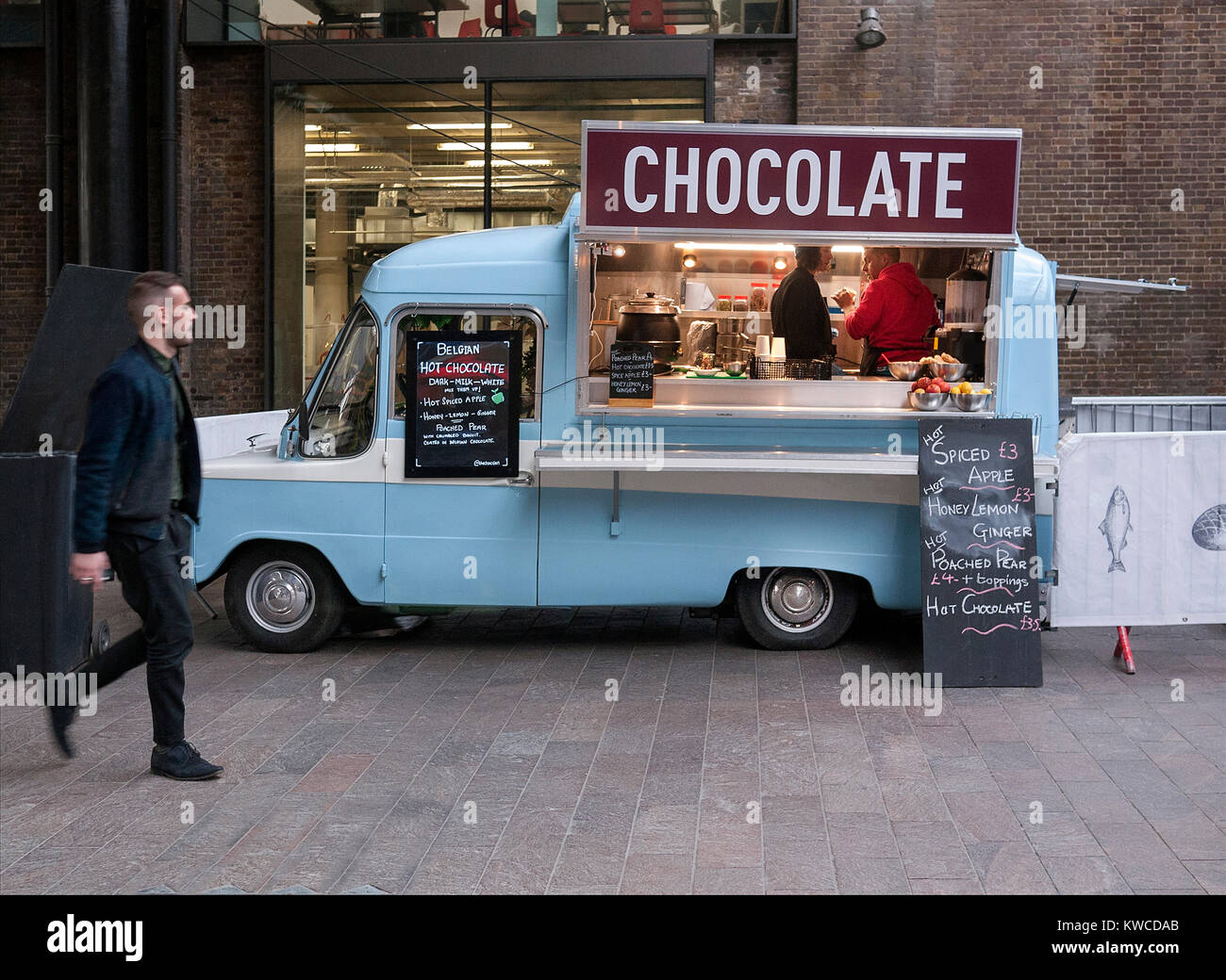 Carrello prodotti alimentari nel mercato degli agricoltori nel granaio Sq Kings Cross Londra Foto Stock