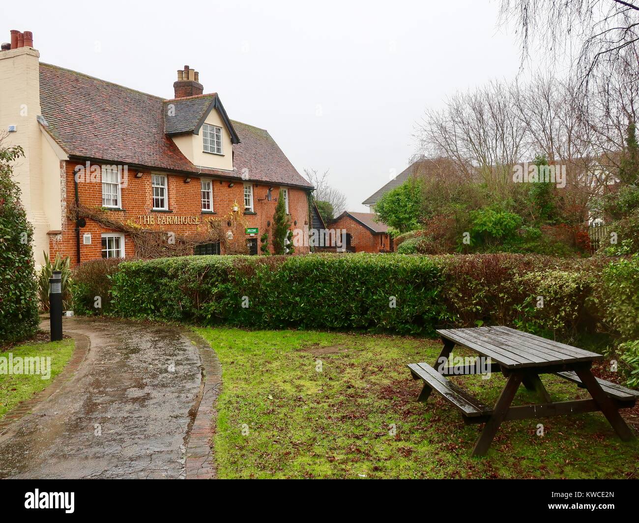 La Hungry Horse Agriturismo pub su un umido piovoso e nuvoloso giorno. Grange Farm, Kesgrave, Suffolk. Foto Stock