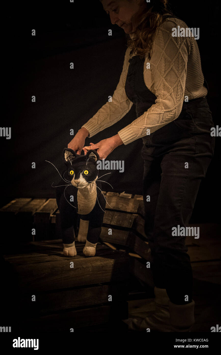 Una performance del gatto Mousehole Mousehole in Cornovaglia. Martinetti di cugino del teatro. Foto Stock