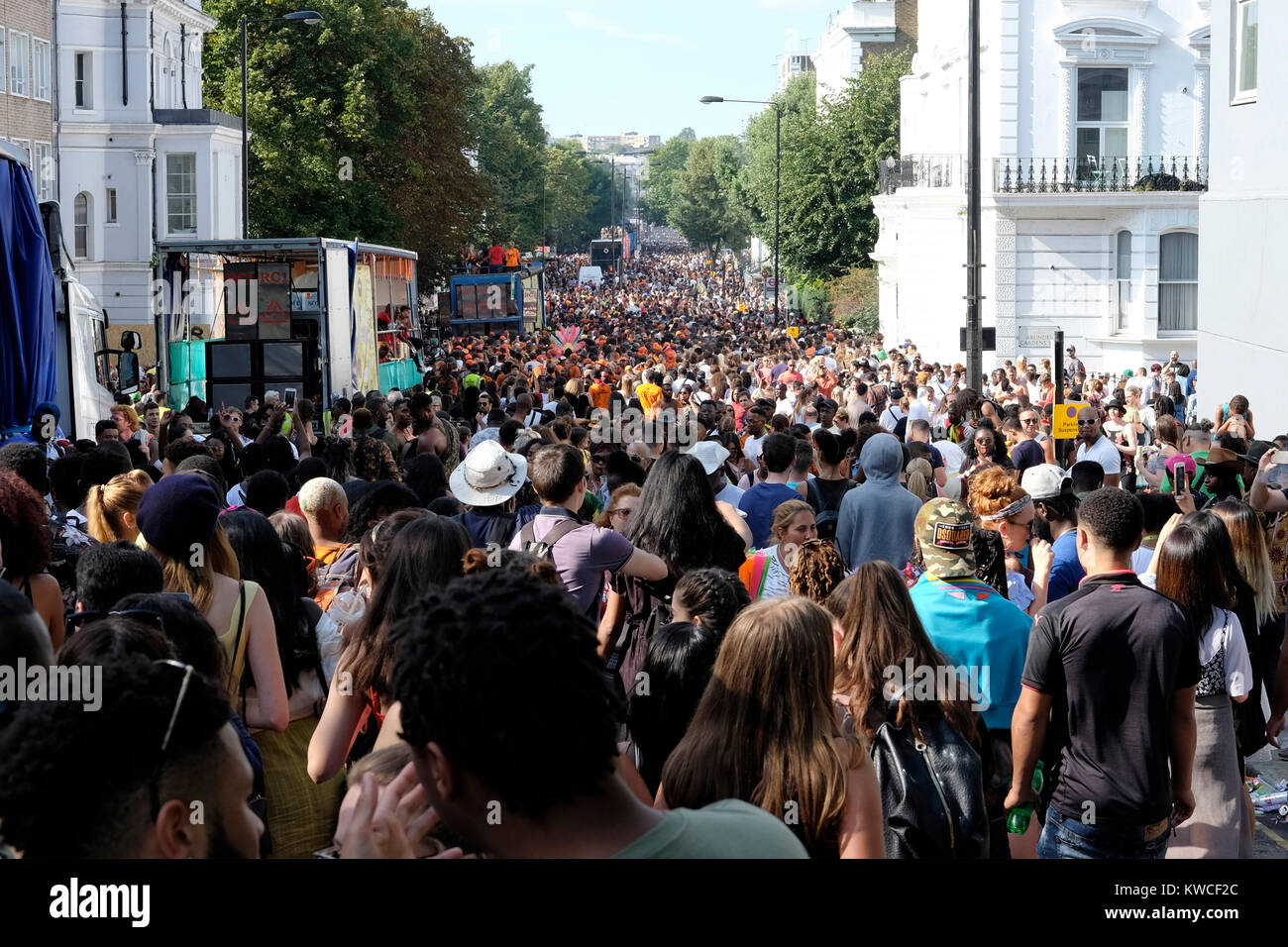 Una folla di persone al carnevale di Notting Hill, London, Regno Unito Foto Stock