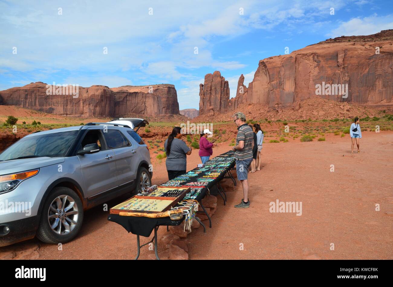 Indiano Navajo venditori di gioielli con i turisti in monument valley Utah Foto Stock
