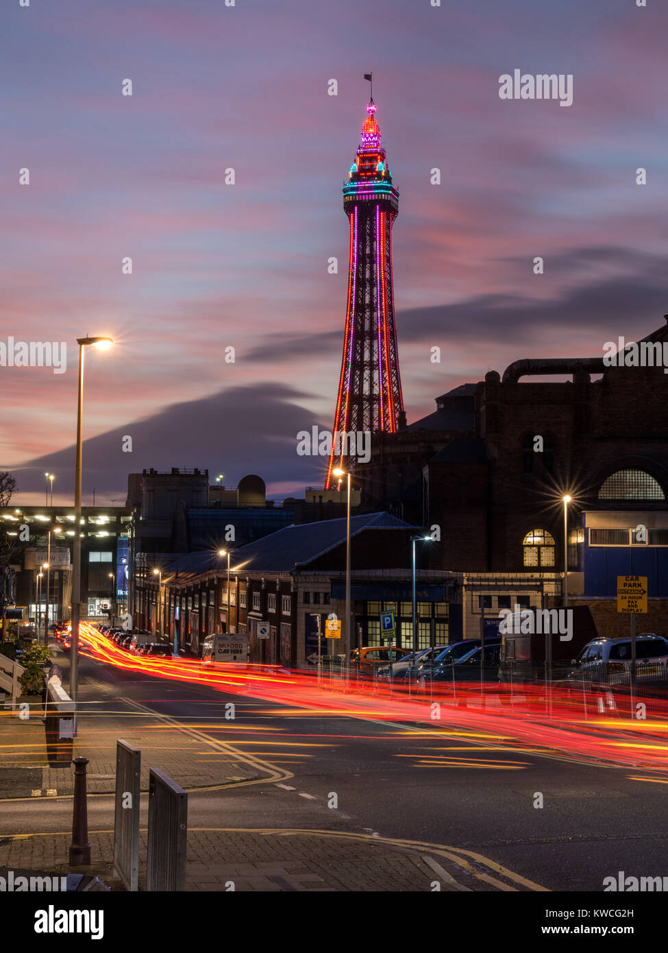 La Blackpool Tower accesa fino al crepuscolo con auto sentieri di luce in primo piano Foto Stock La Blackpool Tower accesa fino al crepuscolo con auto sentieri di luce in primo piano Foto Stock