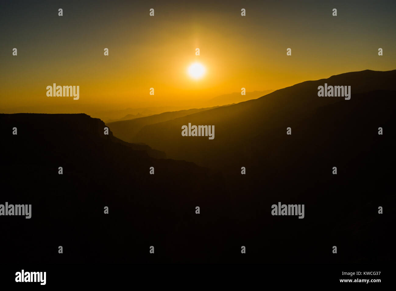 Sunset Omani montagne a Jabal Akhdar in Al montagne Hajar, Oman al tramonto. Questo posto è di 2000 metri sopra il livello del mare. Foto Stock