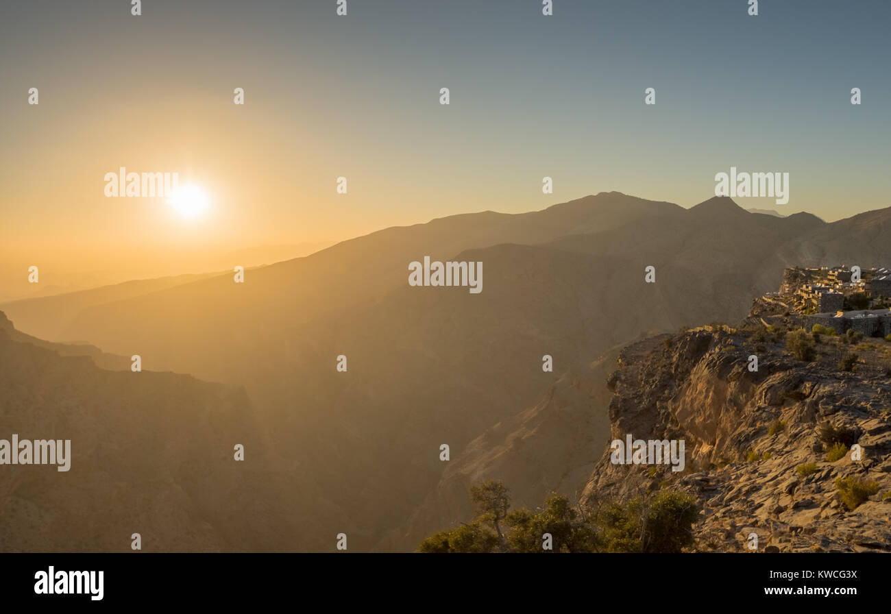 Sunset Omani montagne a Jabal Akhdar in Al montagne Hajar, Oman al tramonto. Questo posto è di 2000 metri sopra il livello del mare. Foto Stock