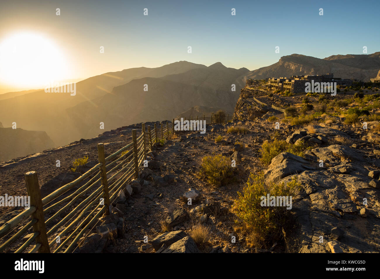 Sunset Omani montagne a Jabal Akhdar in Al montagne Hajar, Oman al tramonto. Questo posto è di 2000 metri sopra il livello del mare. Foto Stock