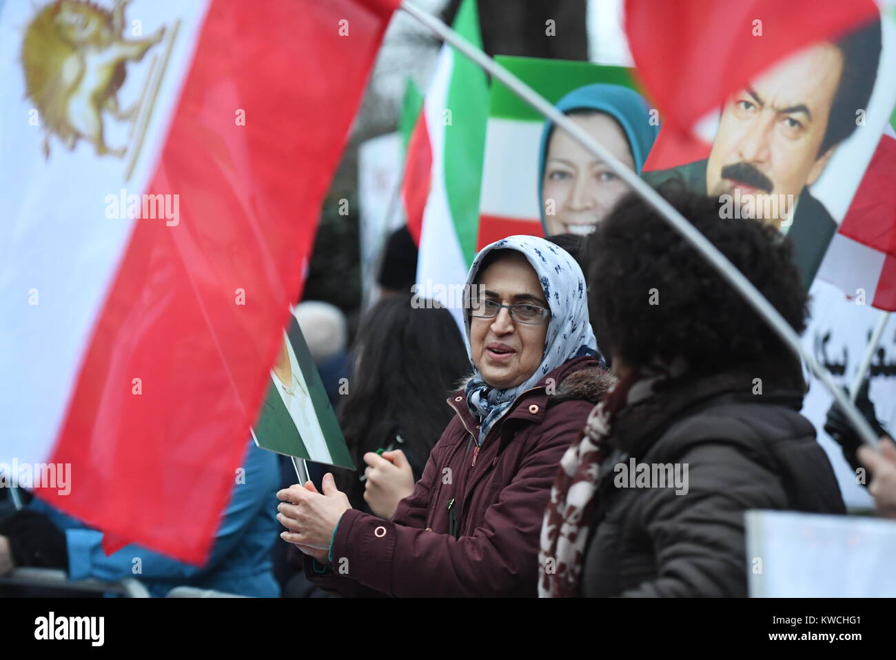 I sostenitori del popolo della organizzazione Mojahedin, all'Iran il principale partito d opposizione, rally al di fuori del regime iraniano di ambasciata, Londra, in solidarietà con il popolo iraniano proteste a livello nazionale. Foto Stock