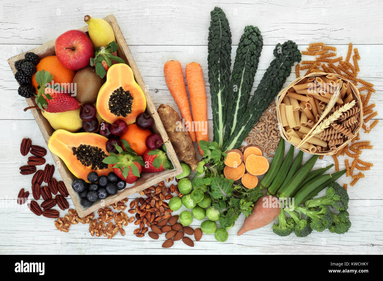 Alimenti ad alto contenuto di fibra con tutta la pasta di grano, noci, frutta e verdura con super alimenti ricchi di antiossidanti e di acidi grassi omega 3. Foto Stock