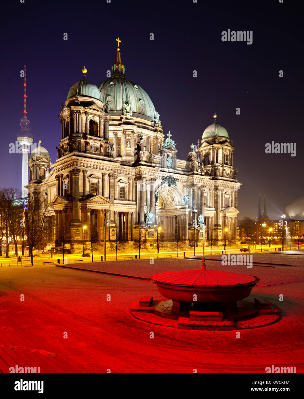 Scatto notturno della cattedrale di Berlino con il rosso in primo piano. Foto Stock