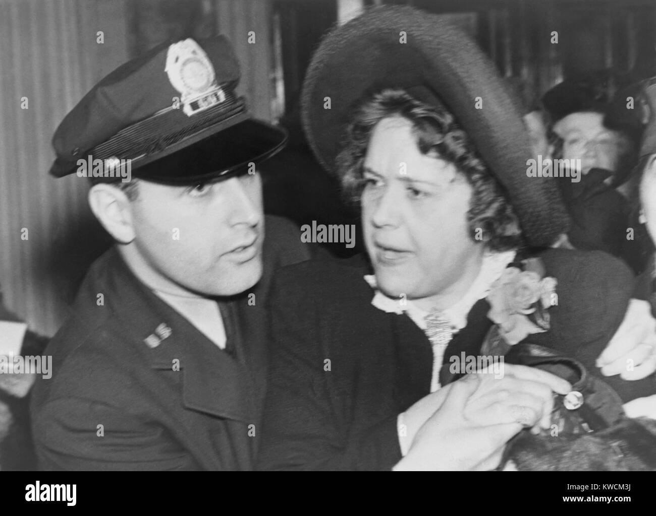 Anti-Communist Elizabeth Dilling accompagnati dall'U.S. Capitol dalla polizia. Lei è stato protagonista di un anti-guerra di dimostrazione nel febbraio 17, 1941. L'ala destra attivista è stato incriminato in grande sedizione prova di 1944. (BSLOC 2014 13 75) Foto Stock