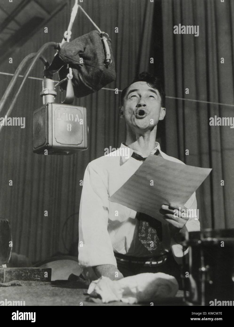 Pinto Colvig in Walt Disney Studios creazione di suoni per un film animato in 1930s. La American attore vaudeville divenne un filmato voce attore che ha lavorato con i principali studi cinematografici di Hollywood. Egli ha creato la voce di Disney's "Pippo", e ha espresso "scontrosi' in Biancaneve e i Sette Nani. - (BSLOC 2014 14 3) Foto Stock