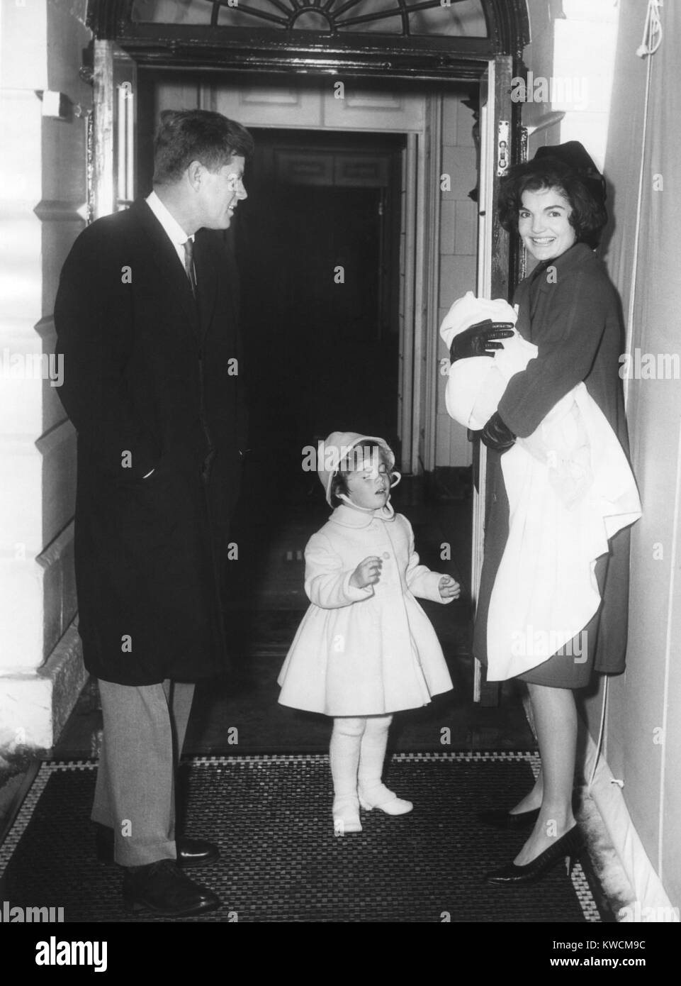 Famiglia Kennedy ritorna da Palm Beach, Florida il 4 febbraio, 1961. Il presidente John Kennedy; Caroline Kennedy; Jacqueline Kennedy holding John Kennedy Jr. all'ingresso sud, alla Casa Bianca di Washington, D.C. - (BSLOC 2014 14 53) Foto Stock