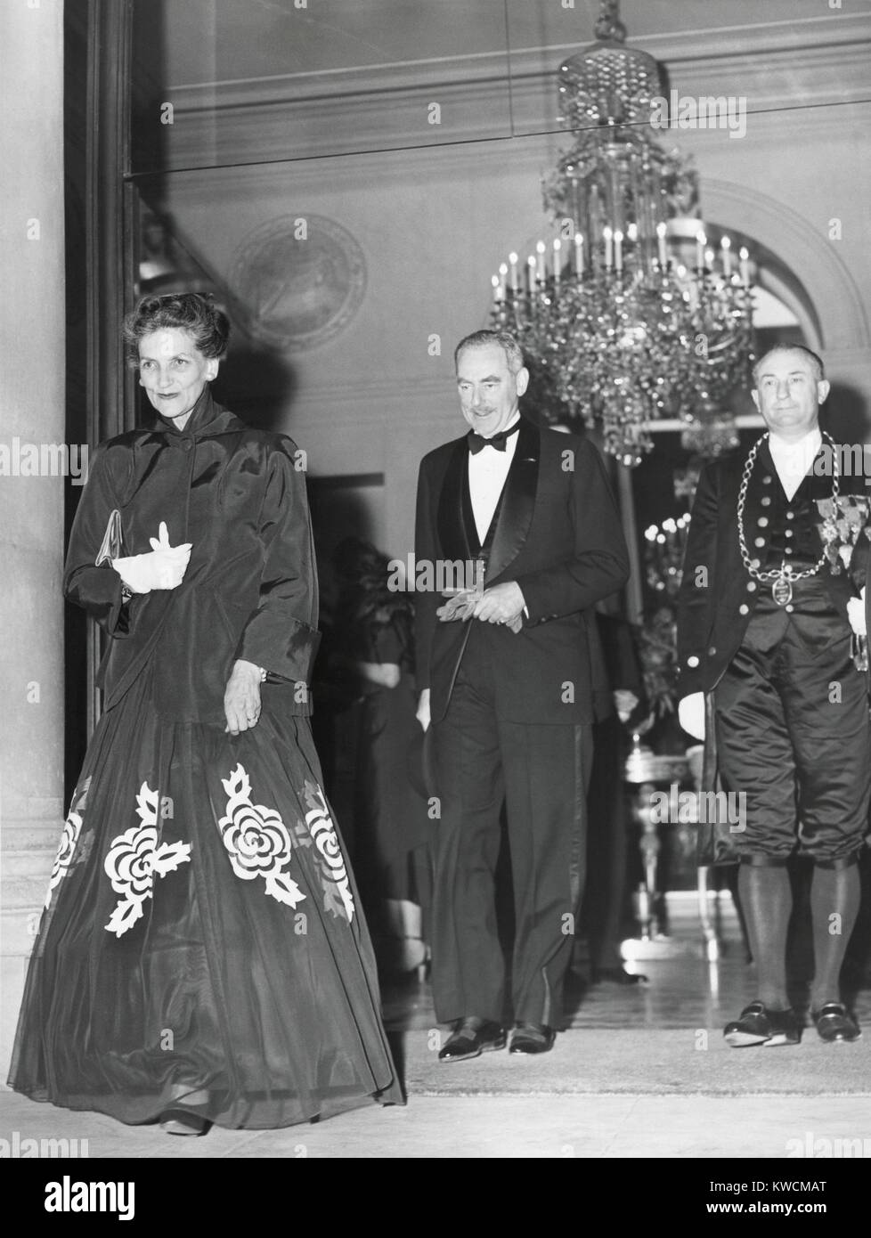 Stati Uniti Sec. di stato, Dean Acheson e sua moglie Alice Stanley Acheson, lasciando l'Elysee Palace. Parigi, 29 giugno 1949. - (BSLOC 2014 15 110) Foto Stock