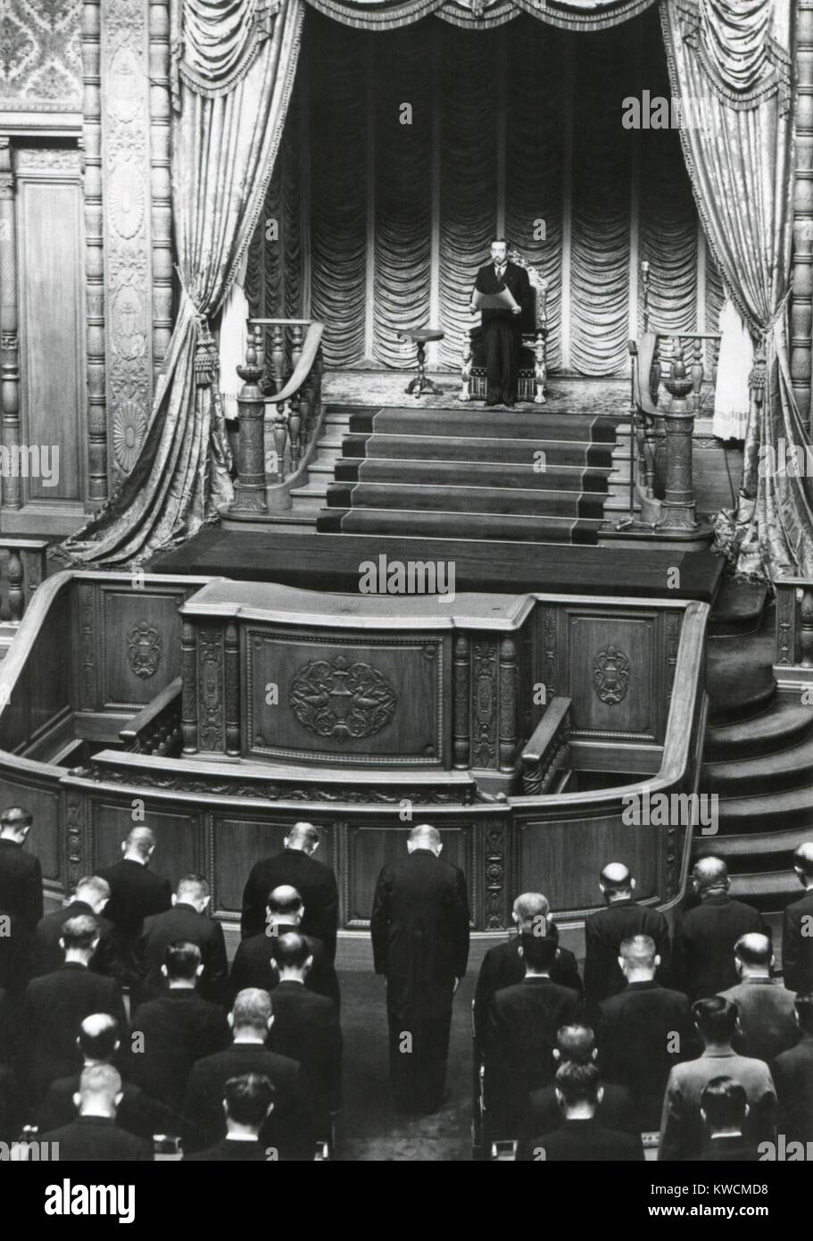 L'imperatore Hirohito affrontando la sesta dieta straordinaria su nov. 11, 1949. Egli ha riconosciuto la "la buona volontà e l'assistenza delle potenze alleate' nella ricostruzione del Giappone in una società democratica e dello stato culturale. - (BSLOC 2014 15 137) Foto Stock