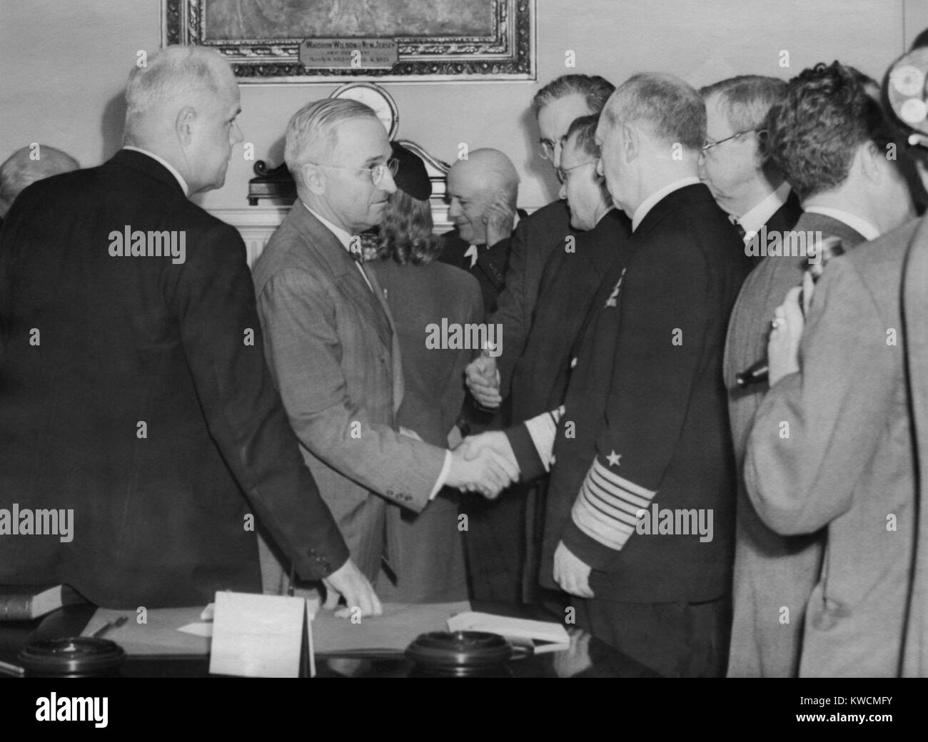 Una solenne Harry Truman scuote le mani con l'ammiraglio William Leahy dopo essere stato prestato giuramento come Presidente. Con George Marshall, Leahy era stato FDR's top advisor Durante WW2. - (BSLOC 2014 15 17) Foto Stock