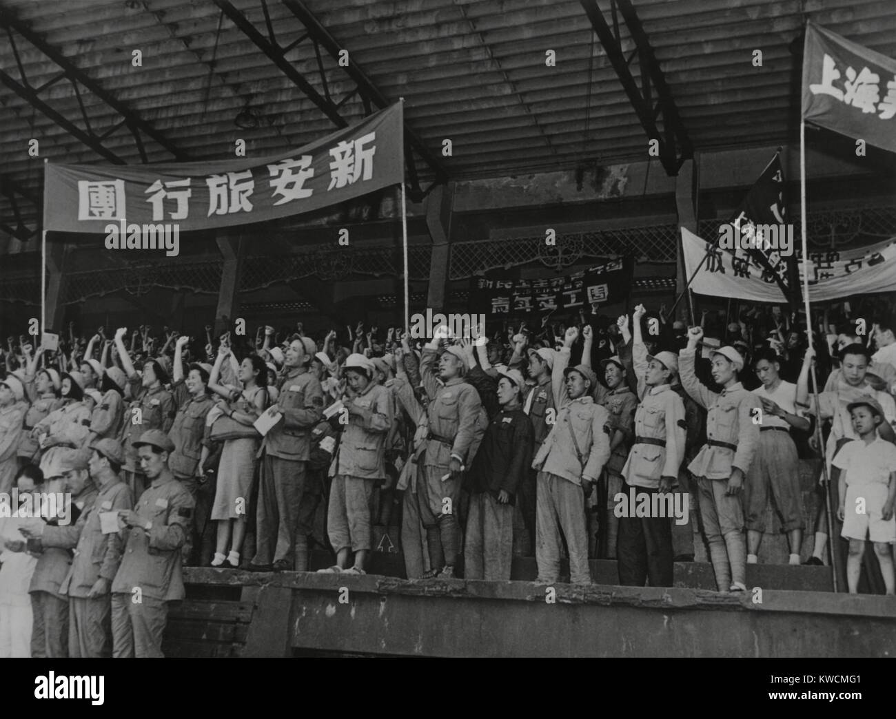 Shanghai commemora l'anniversario dell Esercito di Liberazione del Popolo. Soldati e Partito comunista membri celebra nella antica cynodrome. Ca. 1940-1950. - (BSLOC 2014 15 170) Foto Stock