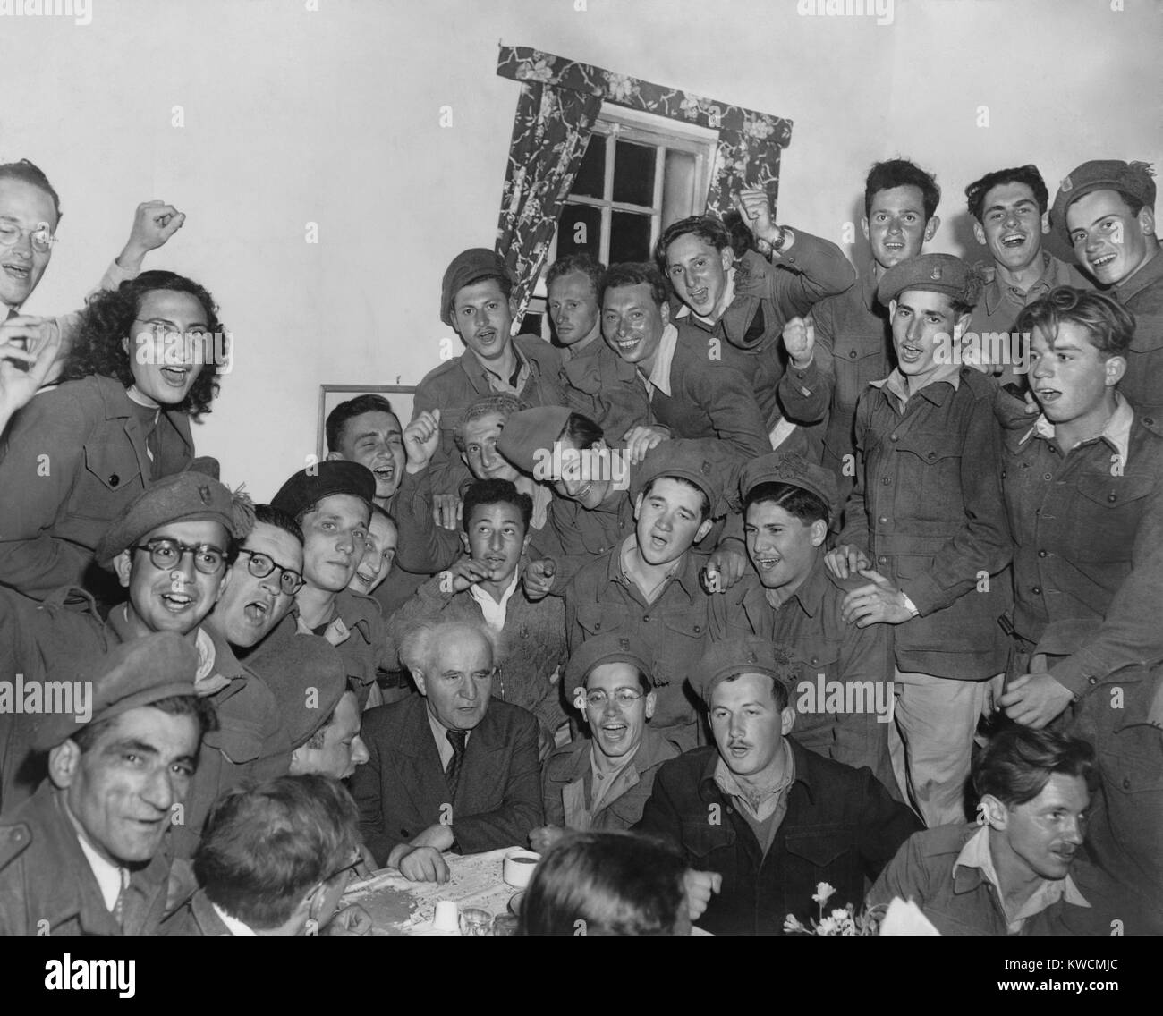 David Ben-Gurion a Gerusalemme un accampamento di soldati del Haganah, ebraica forza di combattimento. Ben-Gurion, è stato nominato come il futuro primo ministro dello stato ebraico di essere in Palestina. Aprile 30, 1948. - (BSLOC 2014 15 203) Foto Stock