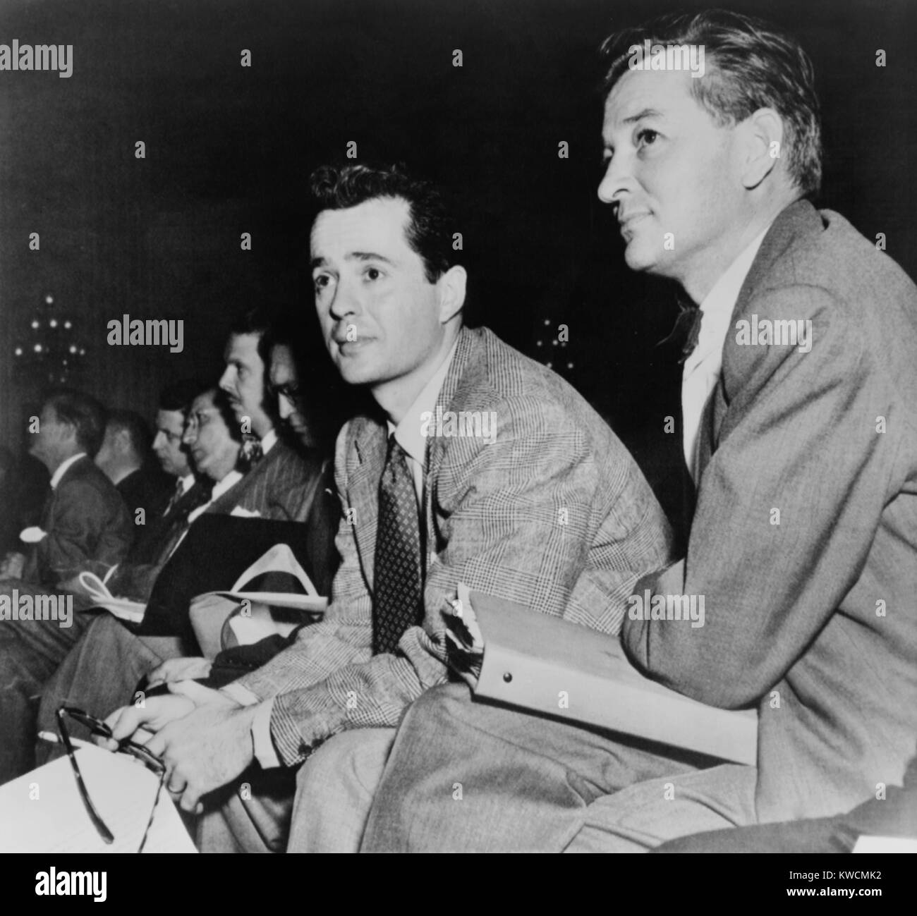 Adrian Scott e Larry Parchi di casa attività Un-American audizioni, 1951. Parks è stato nominato per un Oscar per la sua prestazione nel JOLSON Story (1946) ma il suo 1951 HUAC testimonianza ha portato nella sua blacklist dall'industria cinematografica. Scott (a destra), uno dei 'Hollywood dieci " è stato uno sceneggiatore e produttore di film. (BSLOC 2014 13 58) Foto Stock