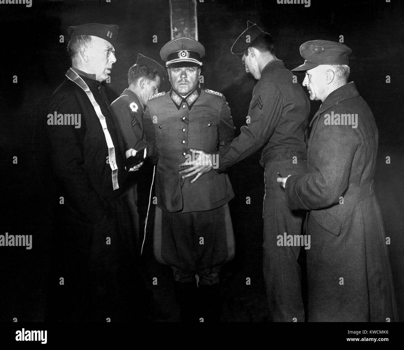 Gen. tedesco Anton Dostler legato ad un palo prima della sua esecuzione su 1 Dic 1945. Egli è stato condannato di ordinare l'esecuzione di 15 U.S. Army commandos in Italia nel mese di marzo 1944. (BSLOC_2014_13_6) Foto Stock