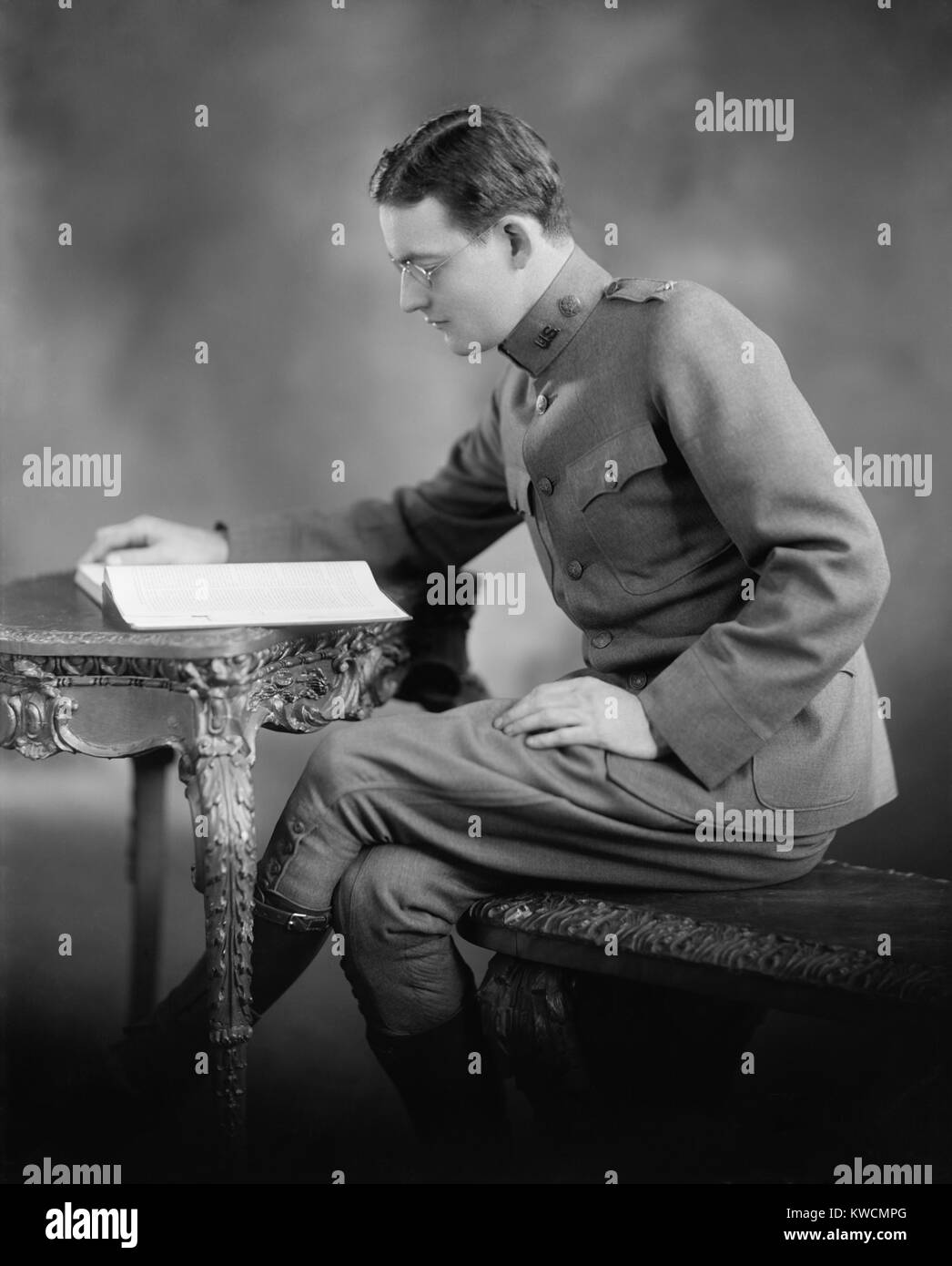 John Foster Dulles, in uniforme militare durante il WW1. Il futuro Segretario di stato servito come un importante sulla guerra Industries Board. Nel 1918, egli è stato consulente legale per la delegazione statunitense alla conferenza di pace di Versailles. (BSLOC 2014 13 85) Foto Stock