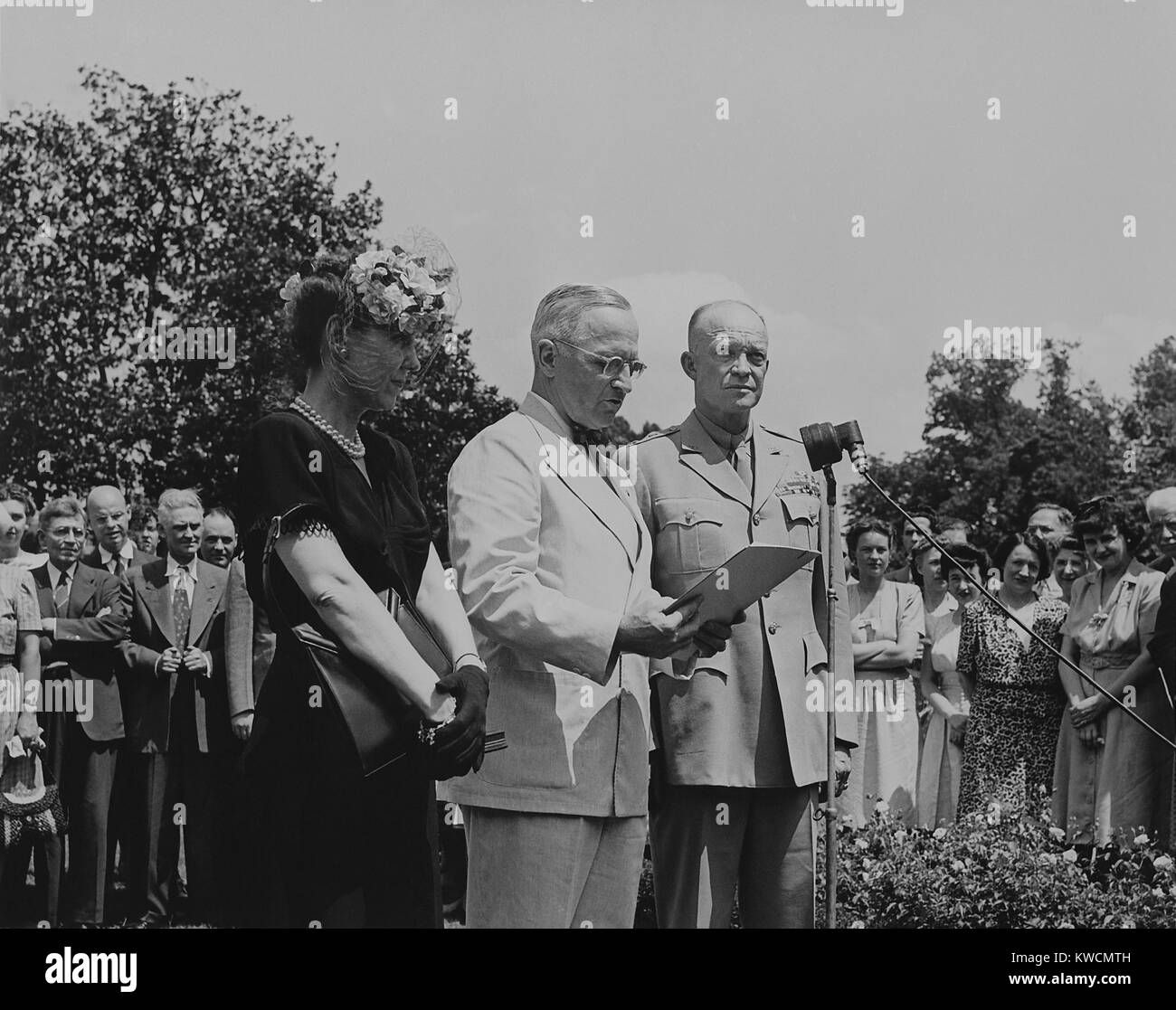 Il presidente Harry Truman onorare generale Dwight Eisenhower per la sua Guerra Mondiale 2 il servizio. Egli fu decorato con la Distinguished Service Medal per il leader delle forze alleate in Europa durante il WW2. Futuro First Lady Mamie Eisenhower è a sinistra. Washington D.C., 18 Giugno 1945 - (BSLOC 2014 15 27) Foto Stock