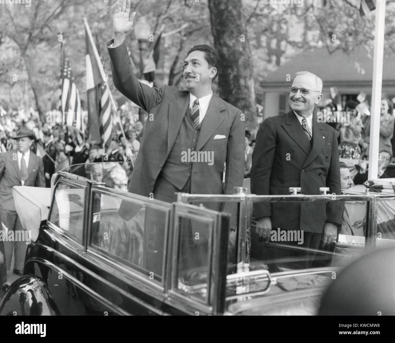 Presidente Miguel Aleman del Messico (sinistra) con il presidente Harry Truman. Aleman's è stato accolto da una sfilata all inizio della sua visita di stato. Washington, 29 aprile 1947. - (BSLOC_2014_15_31) Foto Stock