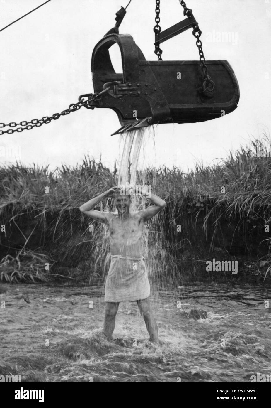 Stati Uniti Ufficiale di Marina gode di un inizio di mattina doccia a Cape Gloucester nella Nuova Britannia. L'acqua è fornita dal vapore gentile operatore pala, 10 maggio 1944. - (BSLOC 2014 14 15) Foto Stock