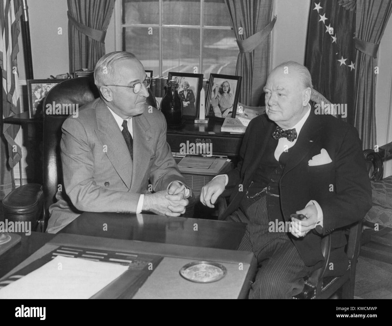 Il presidente Harry Truman conferisce con il Primo ministro inglese Winston Churchill all Ufficio Ovale. Churchill il Partito conservatore ha vinto le elezioni generali del 1951, e ha servito fino al 1955. - (BSLOC 2014 15 36) Foto Stock