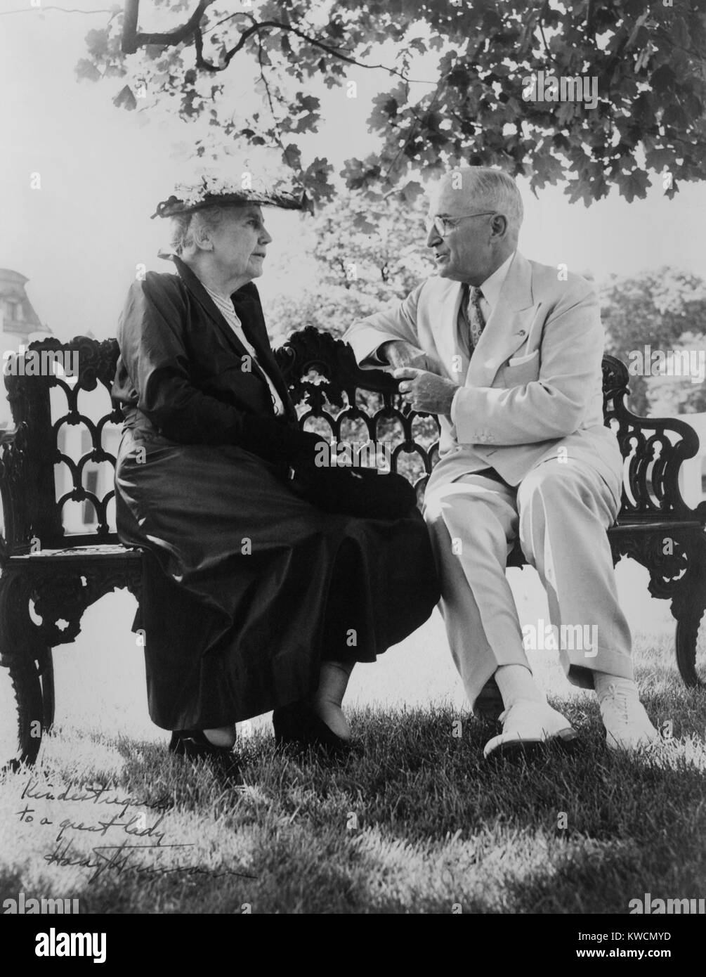 Il presidente Harry Truman e Edith Bolling Galt Wilson seduti sulla panca per esterni. Giugno 3, 1952. Quando la first lady, ha deciso che le questioni di stato erano abbastanza importanti da portare ai degenti Presidente Woodrow Wilson. - (BSLOC_2014_15_49) Foto Stock