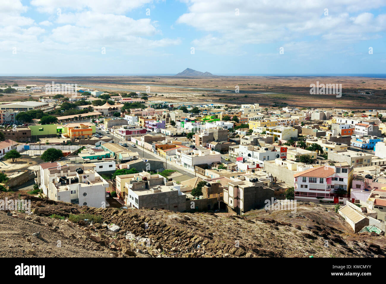 Alta vista sud oltre Espargos verso il Leone di montagna e oltre l'aeroporto locale, Capo Verde Isola di Sal, Salina, Africa Foto Stock