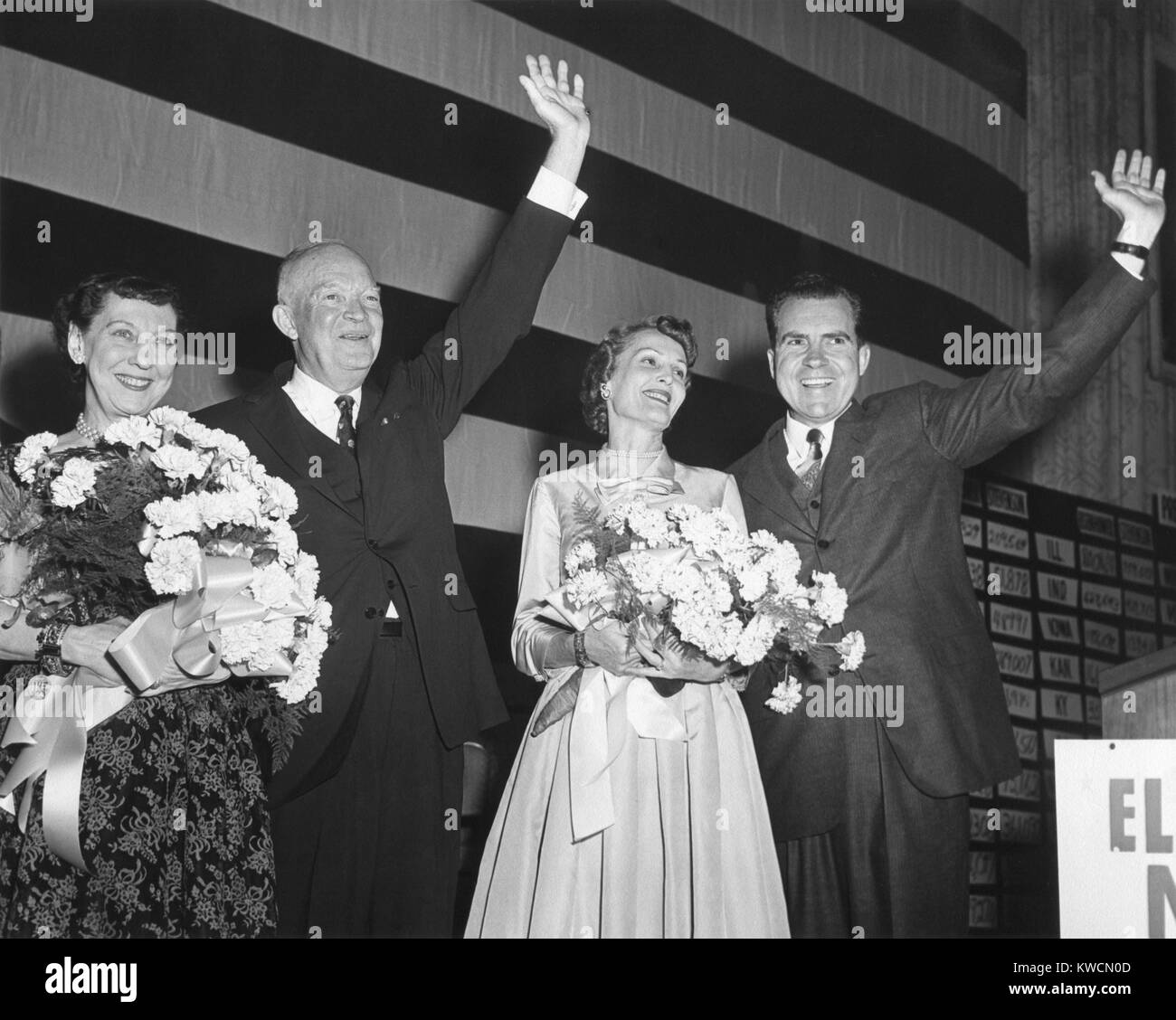 Appena rieletto Presidente Dwight Eisenhower e VP Richard Nixon su elezione notte. Nov. 6, 1956. Le loro mogli, Mamie Eisenhower e Patricia Nixon tenere fiori e sorriso. - (BSLOC 2014 14 41) Foto Stock