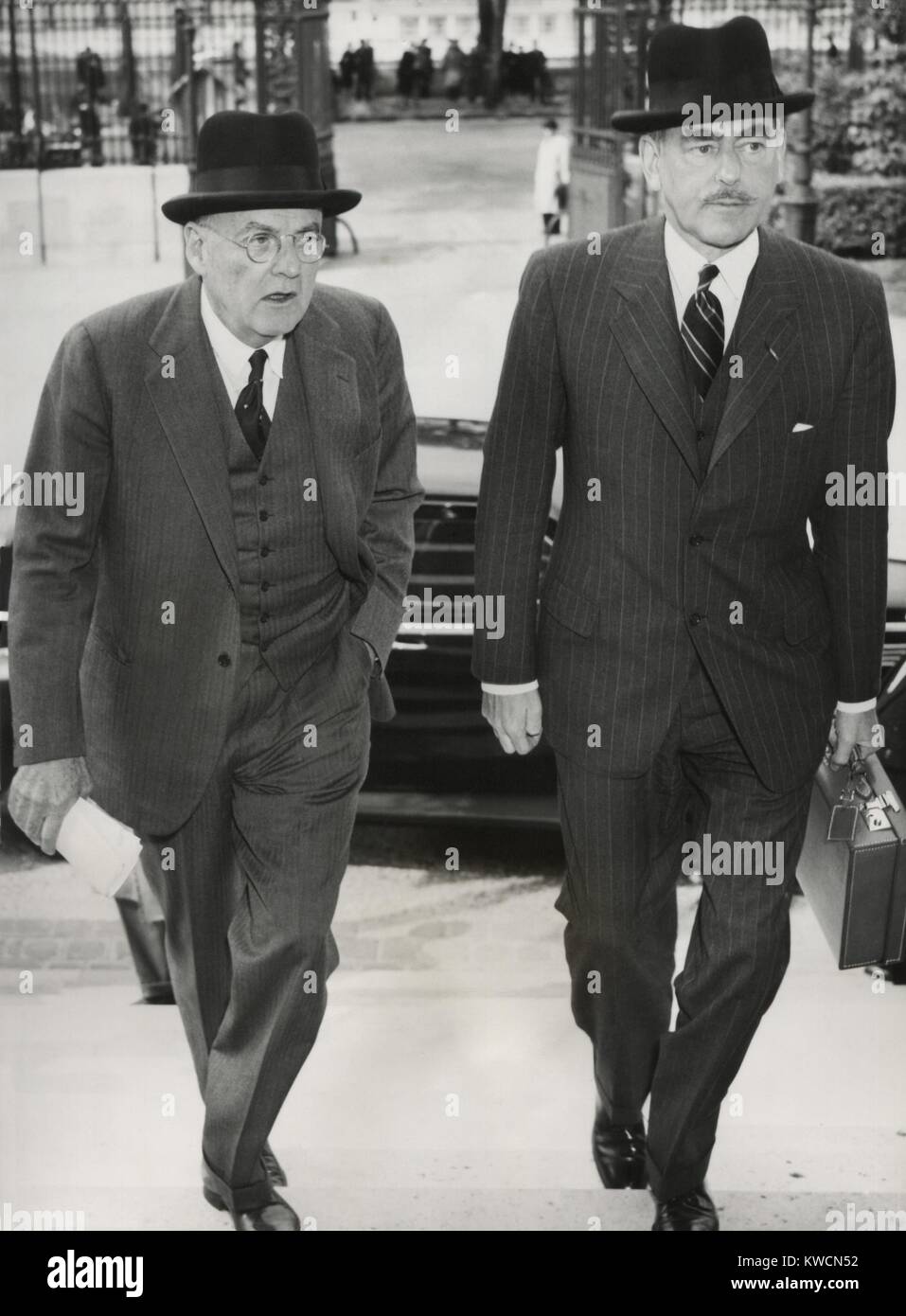 Stati Uniti Sec. di stato, Dean Acheson e John Foster Dulles arrivano al Quai d'Orsay, Parigi. Dulles era un "consulente generale' nel Dipartimento di Stato quando essi hanno partecipato a una conferenza dei ministri degli esteri tenutasi a Parigi. Maggio 21, 1949. - (BSLOC 2014 15 109) Foto Stock