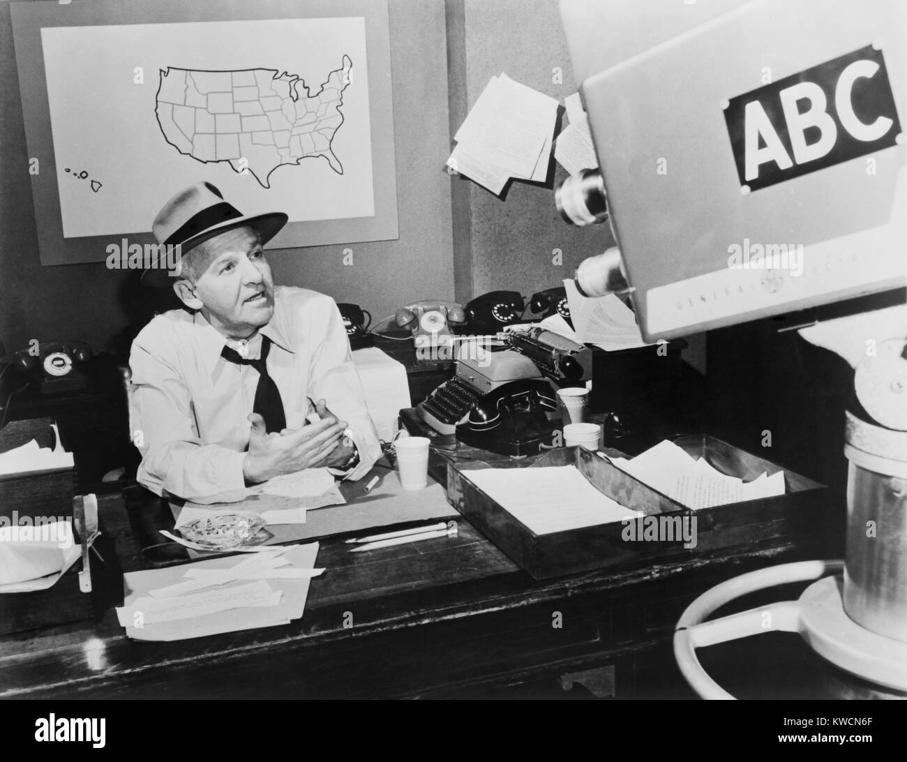 Walter Winchell, durante la trasmissione televisiva del suo settimanale radio programma di pettegolezzo. 1953. - (BSLOC 2014 17 100) Foto Stock