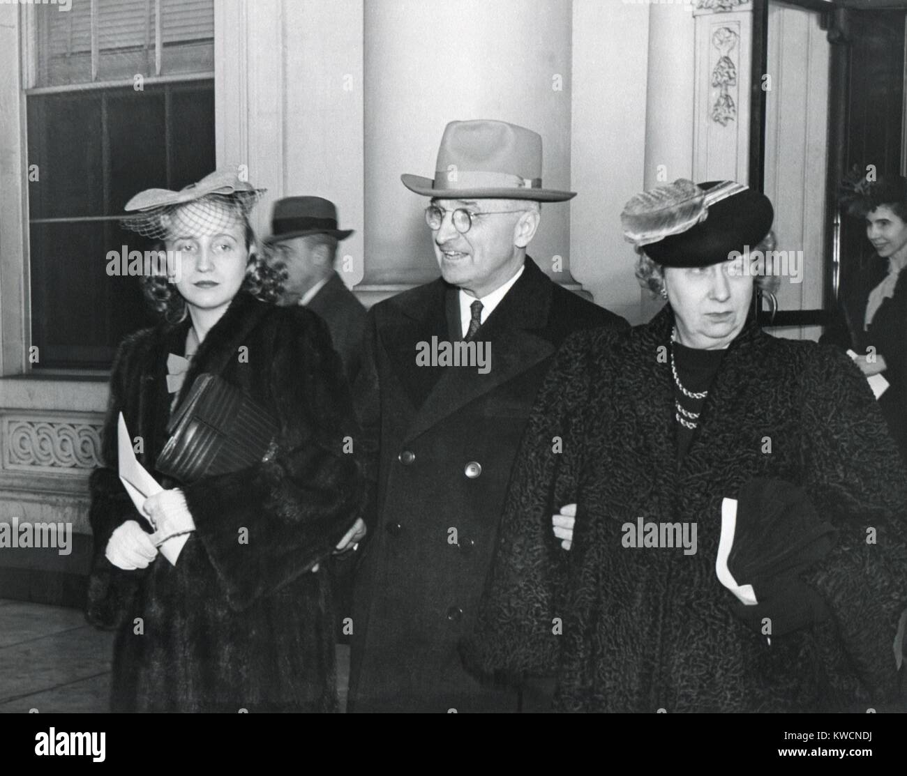 Vice presidente-eletto Harry Truman in arrivo per il presidente Franklin Roosevelt inaugurazione 4a. Con lui sono la moglie Bess e la figlia Margaret. Gen 20, 1945. - (BSLOC 2014 15 16) Foto Stock