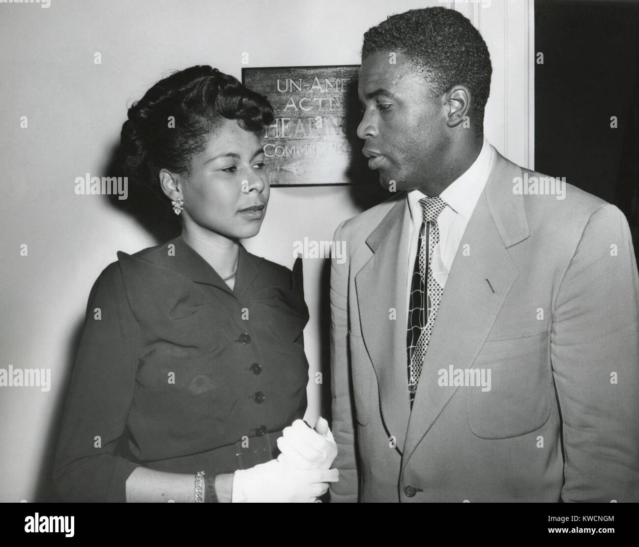 Jackie Robinson, Brooklyn giocatore di baseball e sua moglie Rachel al di fuori del comitato HUAC camera. Il 18 luglio 1949. Mentre egli è stato considerato un 'friendly' testimonianza e la sua testimonianza per la casa Un-American attività incluse critica americana di violenza razziale e la segregazione. - (BSLOC 2014 17 167) Foto Stock