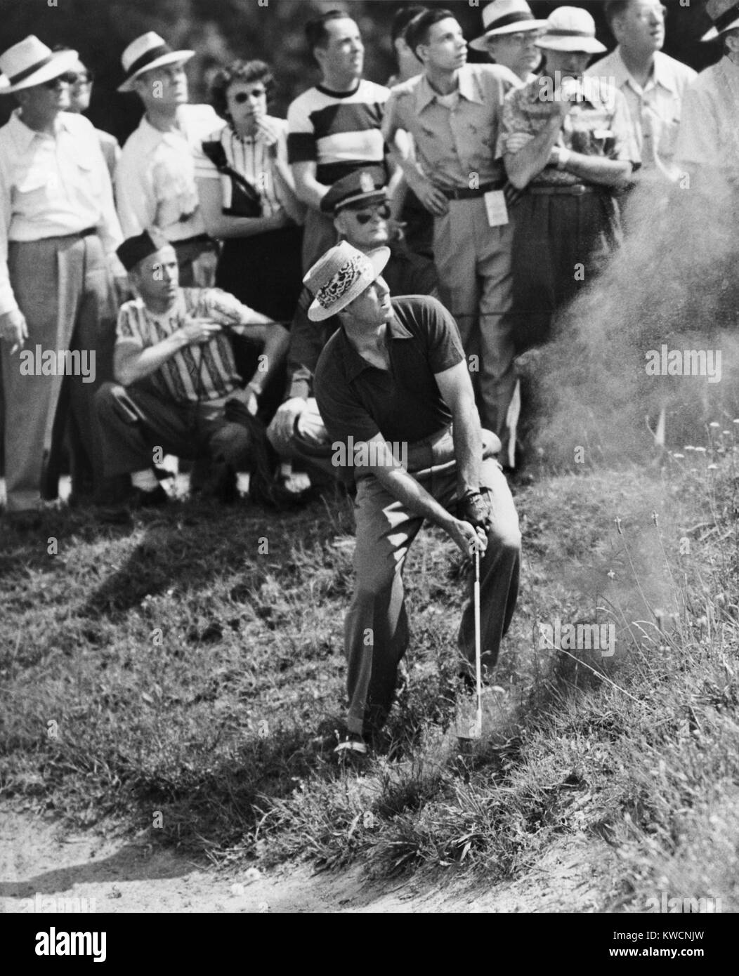 Sam Snead fa un colpo di ferro dal lato di una trappola di sabbia. Snead ha vinto la Nazionale campionato di PGA su Johnny Palmer. Richmond, Virginia. Il 31 maggio 1949. - (BSLOC 2014 17 181) Foto Stock