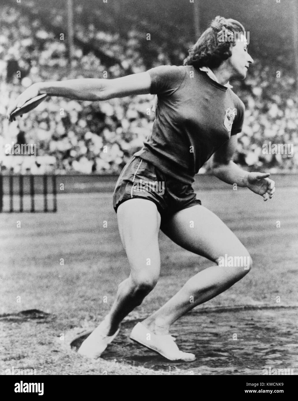 Micheline Ostermeyer, gettando il discus al 1948 Olimpiadi di Londra. L'atleta francese ha vinto la medaglia d'oro solo poche settimane dopo che ha realizzato il suo primo prelevato un Discus. - (BSLOC 2014 17 185) Foto Stock