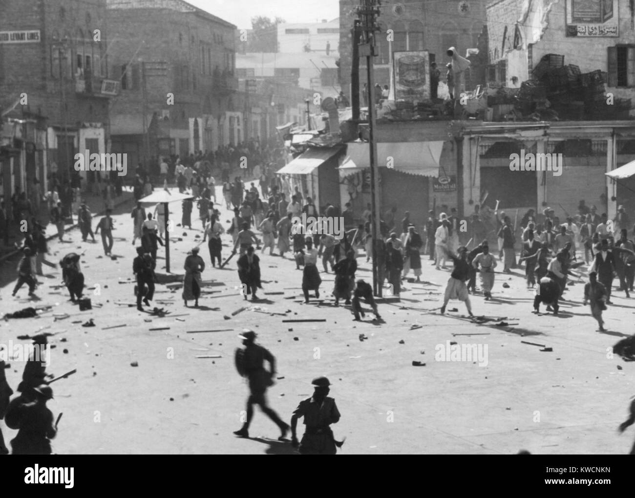 Sommossa a Gerusalemme la Porta di Jaffa, ottobre 1933. Gli arabi palestinesi resistette alla dominazione coloniale britannica e la massa immigrazione ebraica durante gli anni del Mandato Britannico dal 1922-1948. - (BSLOC 2014 15 196) Foto Stock