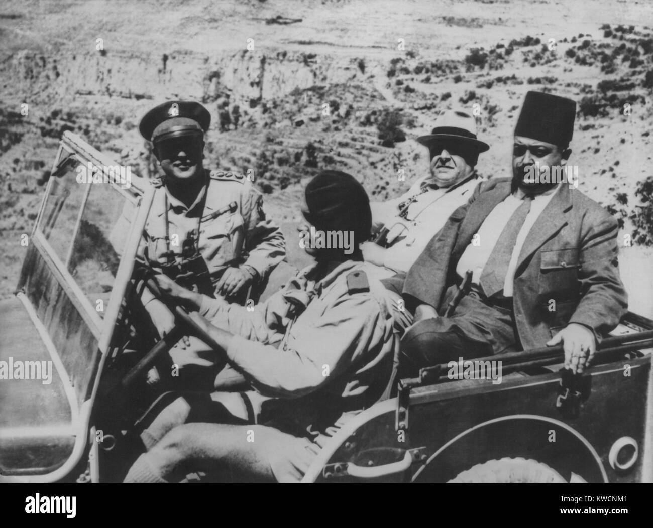 Leader arabi ispezionare la battaglia davanti in Palestina durante l'Insurrezione Ebraica. Bechara El Khoury, primo presidente del Libano indipendente (HAT); Emiro Megad Asslan (in Fez), libanese Ministro della difesa; e il generale Fouad Chehab, comandante in capo dell'esercito libanese (il Presidente libanese da 1958-64). Il 24 maggio 1946. - (BSLOC 2014 15 198) Foto Stock