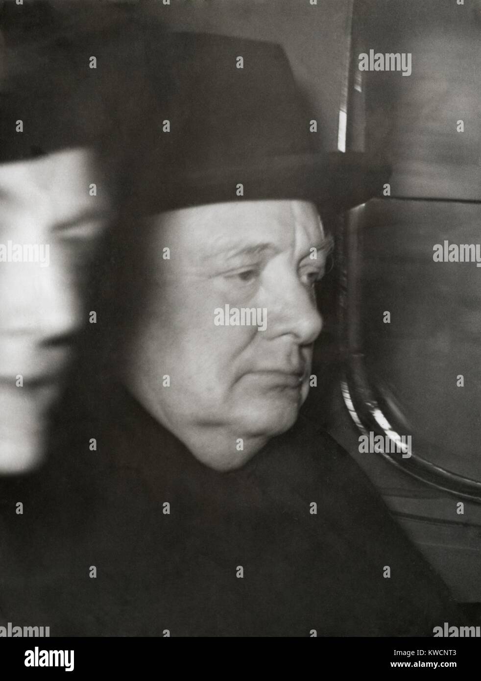 Winston Churchill arrivando alla House of Commons, 10 aprile 1938. Egli è stato uno degli oratori per discutere il Primo Ministro Neville Chamberlain della politica di pacificazione. - (BSLOC 2014 17 30) Foto Stock