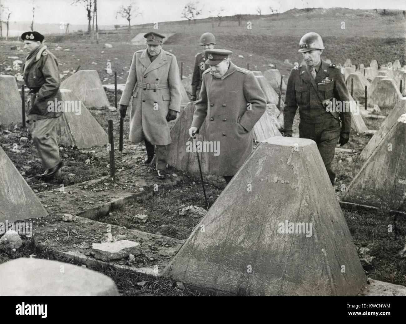 Churchill e comandanti visita il fronte occidentale il 4 marzo 1945. Winston Churchill ha camminato nella 'Dragon i denti' della linea di Siegfried nei pressi di Aquisgrana, con lui, L-R: Maresciallo di Campo Montgomery, Sir Allen Brooke negli Stati Uniti non identificato Officer, Churchill e Lt. General William Simpson del 9 esercito americano. - (BSLOC 2014 17 39) Foto Stock