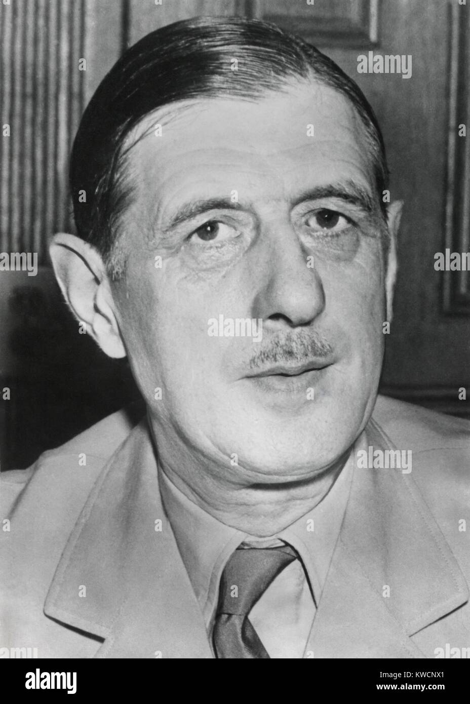 Charles de Gaulle, l'auto proclamati leader del francese libero dopo la Francia l'armistizio con la Germania nel 1940. Egli divenne la dominante l'avvocato per la Francia in seno alle Nazioni Unite Alliance e condurre il governo provvisorio della liberata in Francia nel 1944. - (BSLOC 2014 15 233) Foto Stock