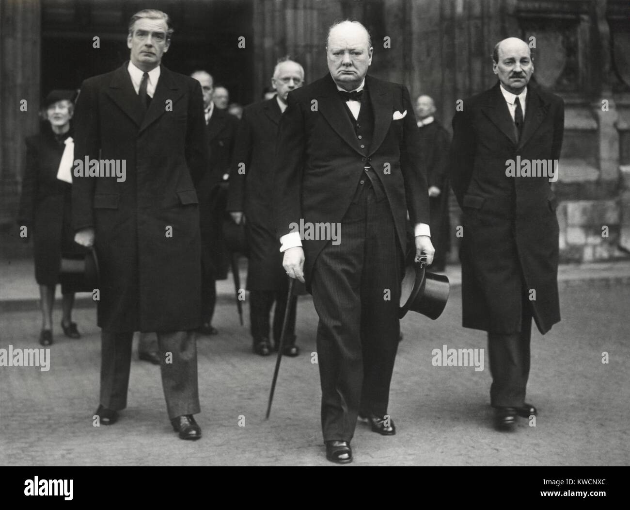 Leader britannico lasciando il Westminster Abby memoriale di servizio per David Lloyd George. L-R: Segretario degli esteri Anthony Eden, il Primo Ministro Winston Churchill e il leader del partito laburista, Clement Atlee. Aprile 10, 1945. - (BSLOC 2014 17 45) Foto Stock