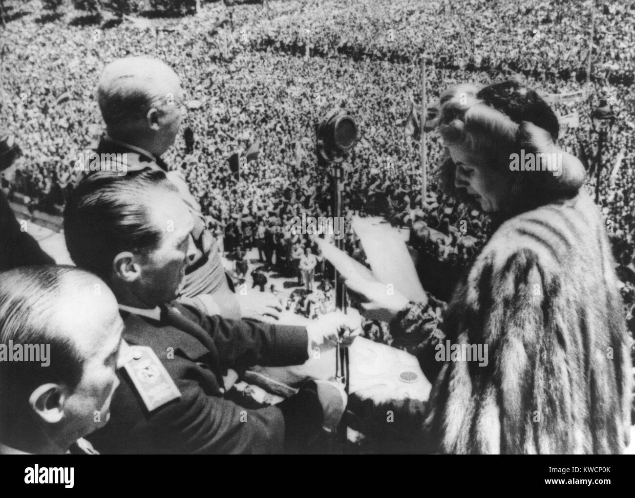 Evita Peron che parla alla folla dal balcone del Palazzo Reale. Madrid, Giugno 1947. In alto a sinistra è spagnolo dittatore Fascista Francisco Franco. - (BSLOC 2014 17 62) Foto Stock